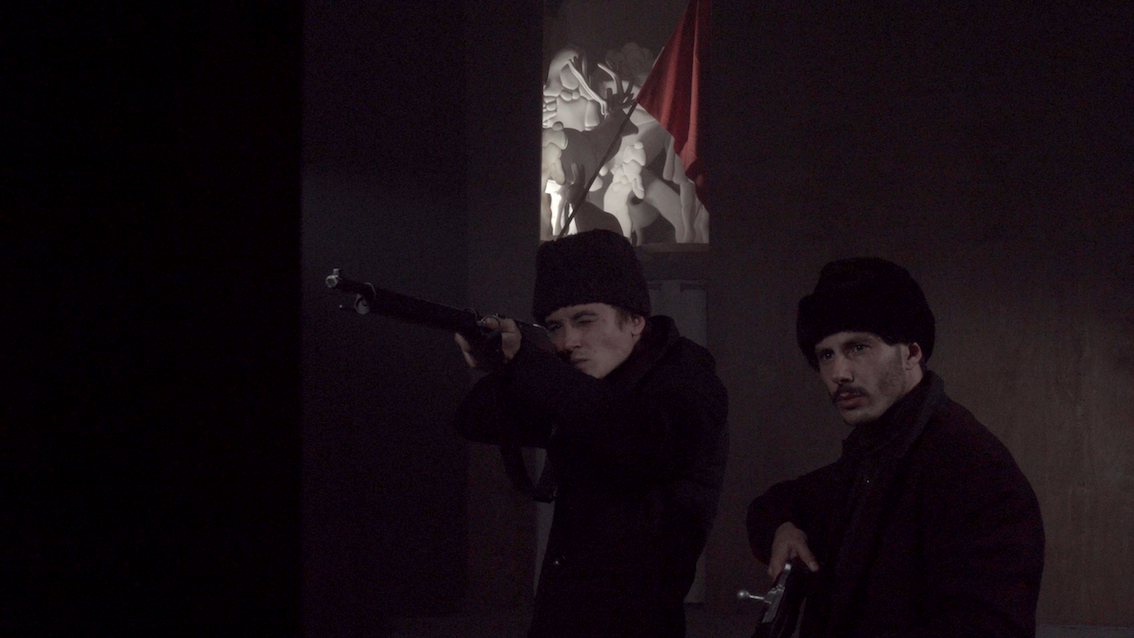 Une image contenant personne, homme, mur, debout
Description générée automatiquement