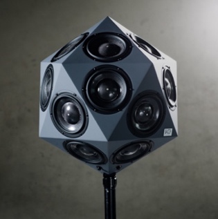 Une image contenant mur, équipement électronique, intérieur, appareil photo
Description générée automatiquement