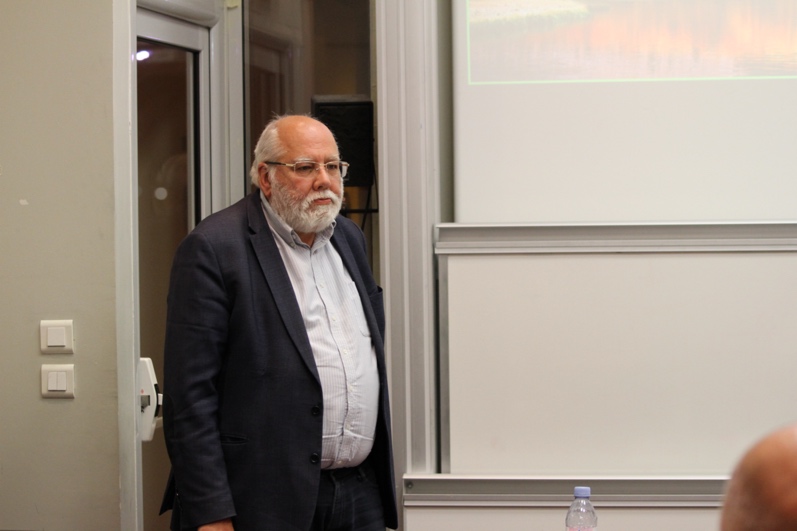 Une image contenant personne, intérieur, homme, fenêtre
Description générée automatiquement