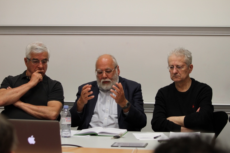 Une image contenant personne, intérieur, portable, salle de conférence
Description générée automatiquement