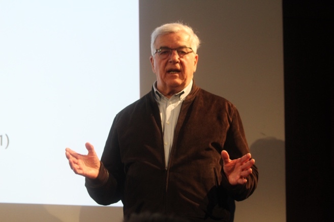 Une image contenant habits, Visage humain, personne, homme
Description générée automatiquement