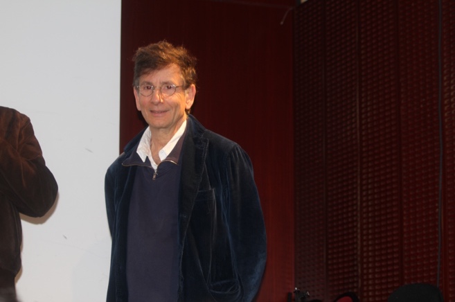 Une image contenant habits, Visage humain, personne, mur
Description générée automatiquement