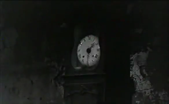 Une image contenant horloge, objet, intérieur, pièce
Description générée automatiquement