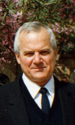 Une image contenant personne, complet, homme, extérieur
Description générée automatiquement