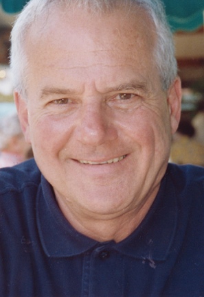 Une image contenant personne, homme, tenant, intérieur
Description générée automatiquement